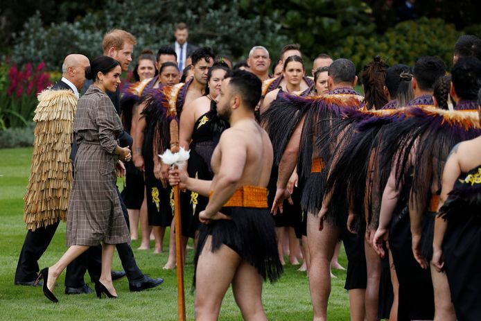 Harry en Meghan kregen een traditionele verwelkoming in Nieuw-Zeeland.