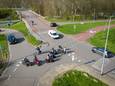Een gevaarlijke kruising voor fietsers in Arnhem.  Rechts de Kronenburgdijk, die na de kruising (richting het viaduct) overgaat in Brinksestraat. Linksonder de Huissensedijk, linksboven de Mooieweg.