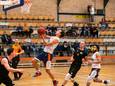 Fabian Salawanej van BC Vlissingen in de aanval tegen Black Eagles.