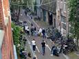 Omwonenden en voorbijgangers in de Lange Leidsedwarsstraat ontfermen zich over Peter R. de Vries nadat hij werd neergeschoten.