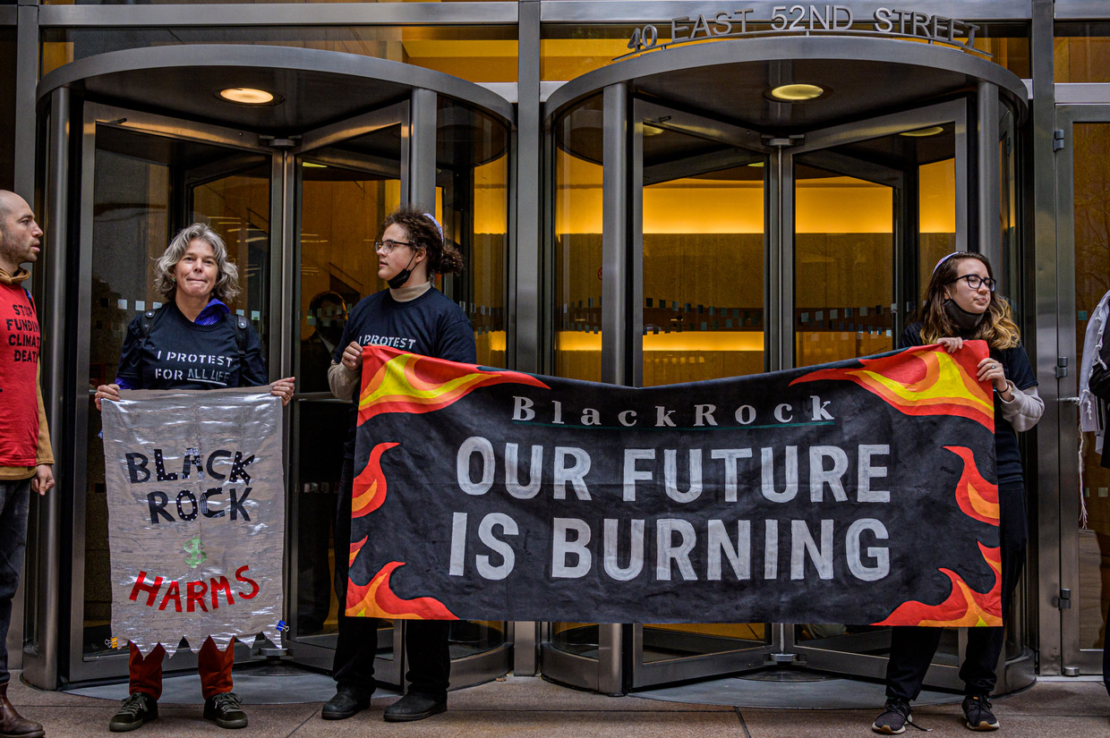 Demonstranten bij het kantoor van BlackRock in Manhattan, New York. Beeld LightRocket via Getty Images