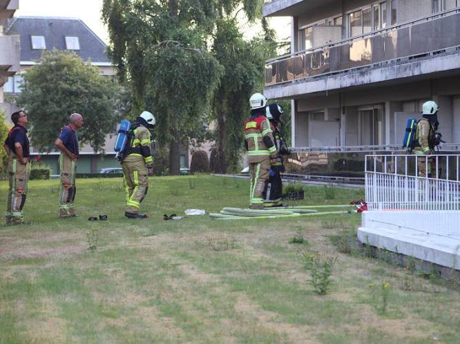 Fietsbatterij vliegt in brand tijdens opladen: 50 mensen geëvacueerd uit flatgebouw