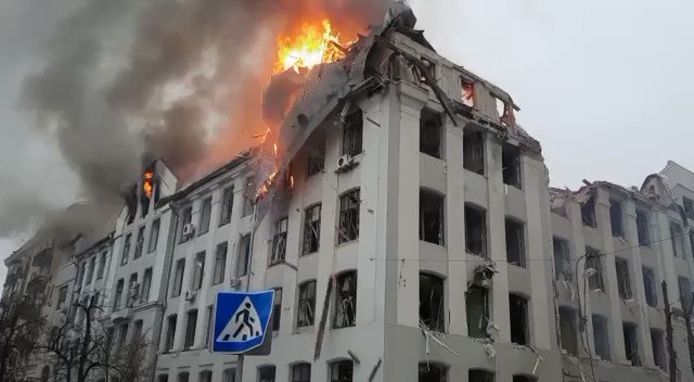 Bij de aanvallen op Charkiv werd ook dit politiegebouw geraakt.