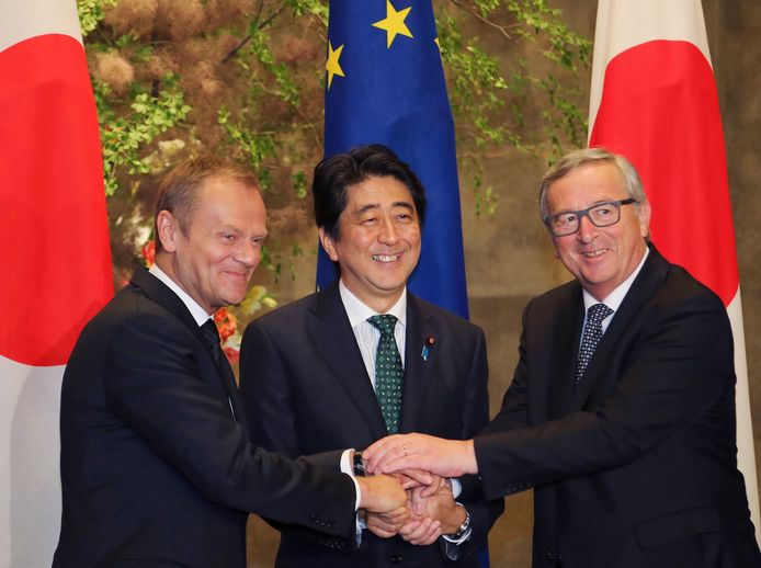 Voorzitter van de Europese Raad Donald Tusk (links), de Japanse premier Shinzo Abe (midden) en Europees Commissievoorzitter Jean-Claude Juncker (rechts). (archiefbeeld)
