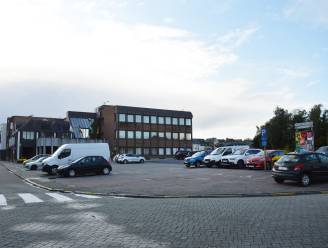 Vernieuwing dorpscentrum weer stapje dichterbij: Gemeente bereikt akkoord met private eigenaar voor herinrichting zone voor gemeentehuis
