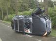 Het ongeval gebeurde op de Houtlaan in Wijnegem. De bestuurder werd met lichte verwondingen overgebracht naar het ziekenhuis.