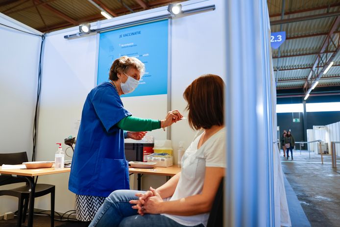 In het Antwerpse vaccinatiecentrum werden gisteren 2.000 vaccins toegediend.