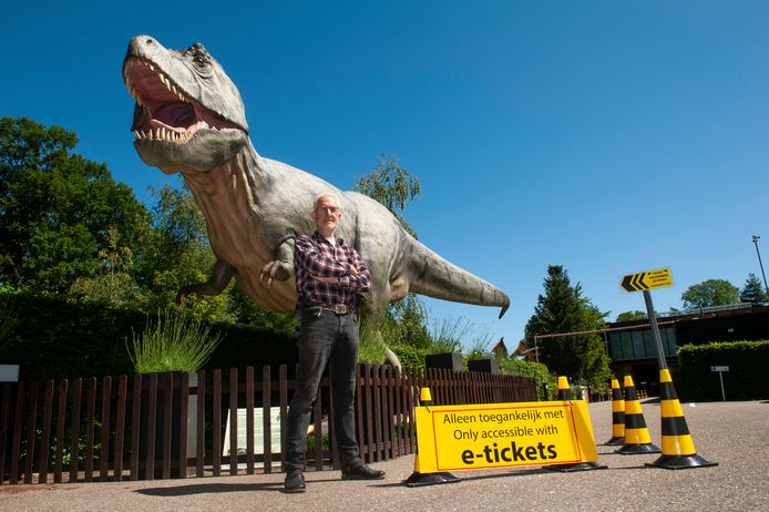 Directeur René Fraaije bij de entree van het Oertijdmuseum in Boxtel. De corona-maatregelen zijn daar al overduidelijk.