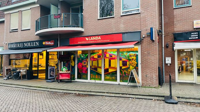 Blanda is weer open, nadat de burgemeester van Lochem de winkel twee weken geleden sloot omdat het personeel zonder mondkapje rondliep.