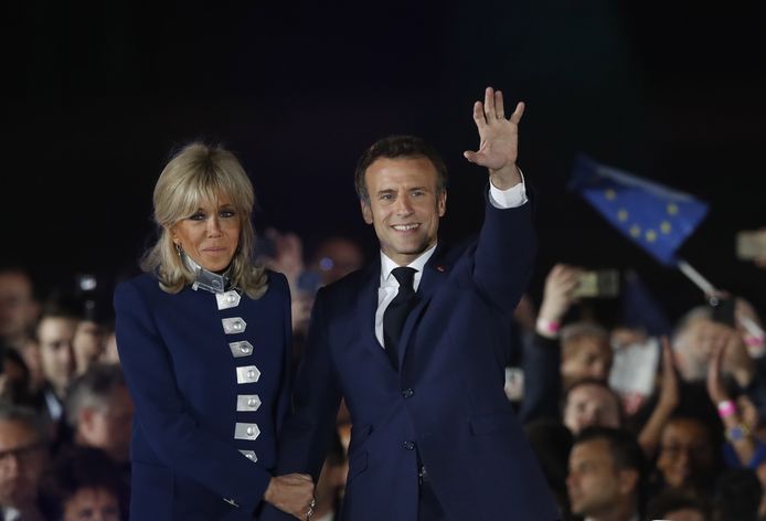 Emmanuel Macron et son épouse Brigitte au Champ-de-Mars après sa victoire dimanche soir.