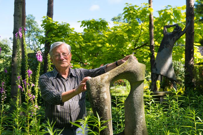 Beeldhouwer Pol Cockx in zijn beeldentuin in 2016