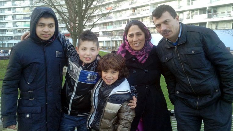 Het Turkse jongetje Yunus (midden) met zijn biologische ouders en broers op een foto gemaakt in januari Beeld ANP