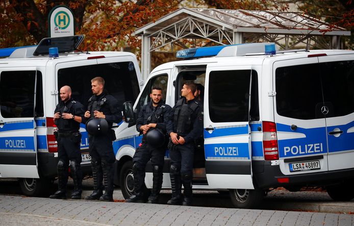 De politie is in groten getale aanwezig in Köthen.
