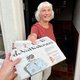 Gidi Heesakkers bezorgt de krant na bij Bri Wiener, die op Terschelling woont