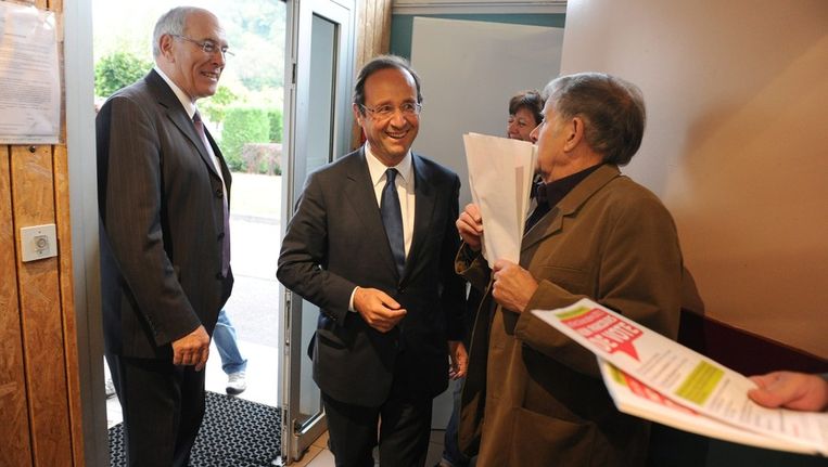 François Hollande komt vandaag aan bij het stembureau. Beeld epa