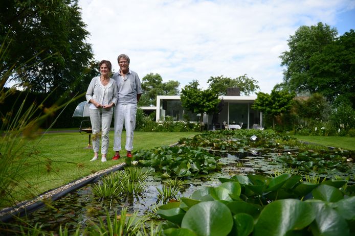 Hilco (ex-The Buffoons) en Joke ter Heide voor hun Rietveldwoning. Het staat op de gemeentelijke monumentenlijst.