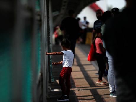 Des centaines de migrants latino-américains tentent d’entrer aux États-Unis après un violent orage