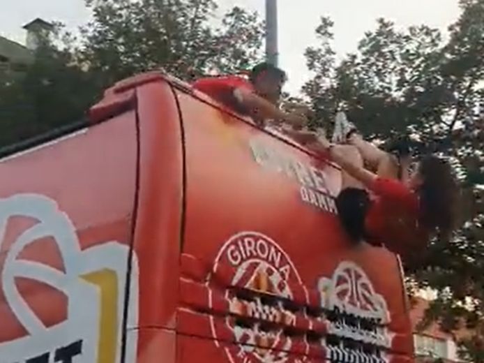 Nuri Marguí valt bijna van de bus.