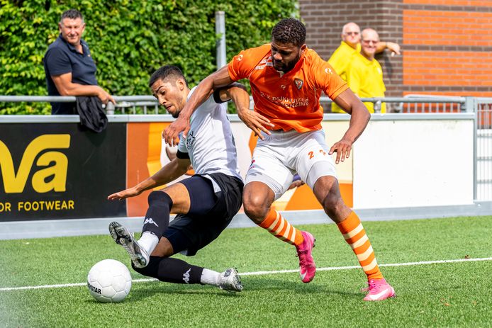ASWH'er Lucas Leverland (links), die de voorkeur kreeg boven Gilmaro van de Werp, houdt Rodney Klooster van TEC van de bal. FOTO PRO SHOTS