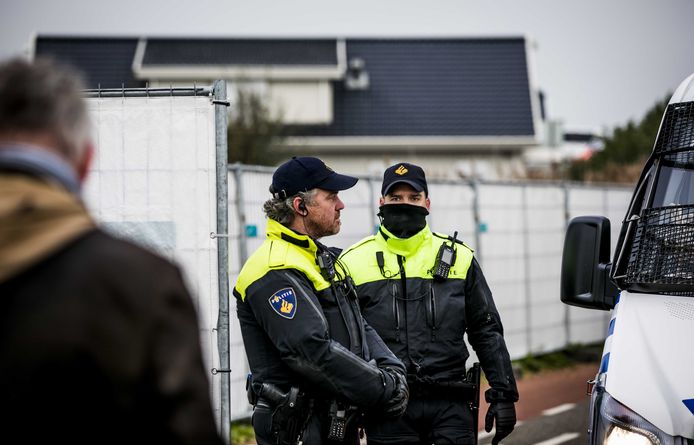 De politie deed vrijdag een inval in een woonwagenkamp in het Noord-Brabantse Lith. De inval maakt deel uit van Operatie Alfa.