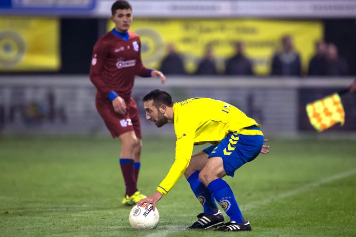 Een speler van FC Lisse neemt een intrap tijdens het duel tussen FC Lisse en Quick Boys.