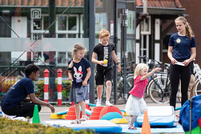 Sportcarrousel in Rijssen, kinderen proberen hun balans te bewaren terwijl ze een lepel met daarop een ei vasthouden.