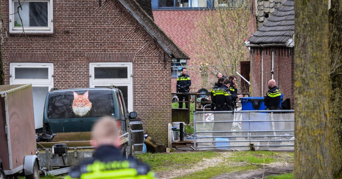 Politie neemt dieren in beslag waar niet goed voor gezorgd is.