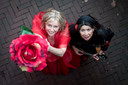 Diet Gerritsen (rode jurk) en Audry Hoemakers organiseren balkonfestival