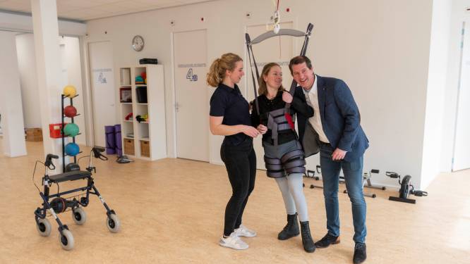 Niemand dacht dat ze ooit nog zo ver zou komen; Jennifer (26)  lag een halfjaar in coma en nu staat ze weer dankzij speciale lift