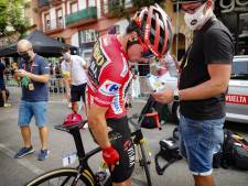 Roglic valt aan op klim, glijdt onderuit en geeft rode trui uit handen: ‘Wat een actie, hè?’