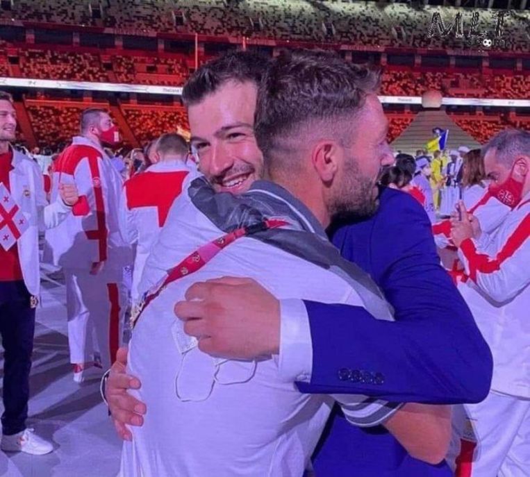 De Syrische broers Mohamad (28) en Alaa Maso (21) omhelzen elkaar tijdens de opening van de Olympische Spelen in Tokio. Beeld Screenshot