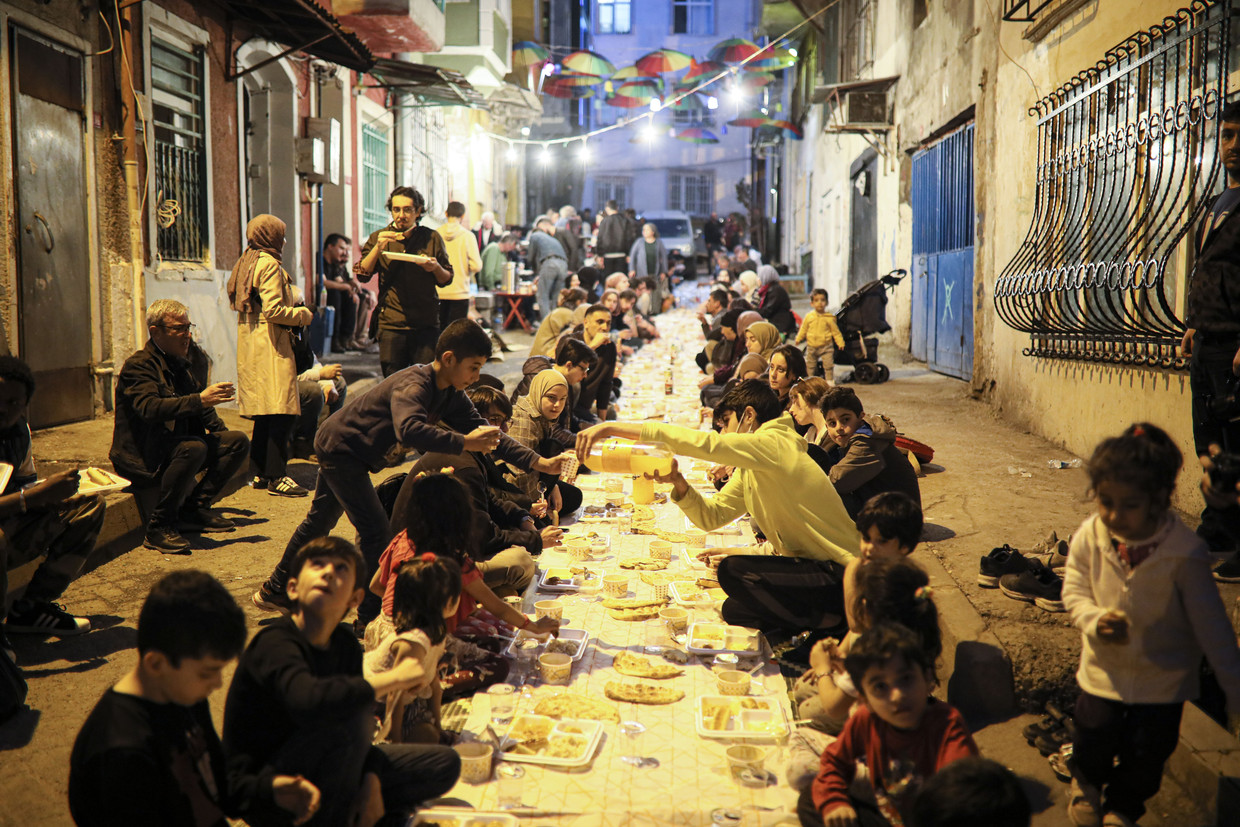Na twee jaar pandemie kunnen de inwoners van Istanbul weer grote iftarmaaltijden houden.  Beeld Anadolu Agency via Getty Images