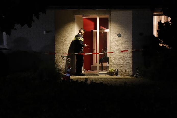 Politie bij de woning in Overloon waar een 16-jarige inbreker de 76-jarige bewoner heeft mishandeld.