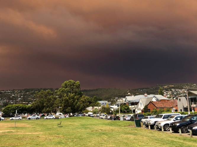 Apocalyptische beelden: bosbranden kleuren lucht boven Hobart zwart en oranje