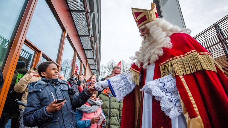 Sinterklaas arriveert bij het gemeentehuis van Meppel tijdens de landelijke intocht in 2015. Beeld anp