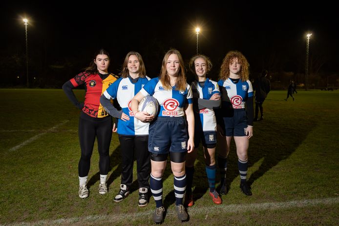 De Zwolse rugbytalenten op de drempel van Oranje O18 (vlnr): Thessa van der Waardt (17 jaar), Angelica Scheffer (16), Lisa Stroeve (17), Anniek Liebrand (15) en Wieteke Iedema (18).