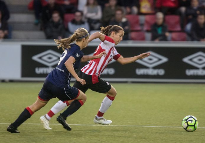 Zsófia Rácz (l) van PSV in duel met Katja Snoeijs van VV Alkmaar.