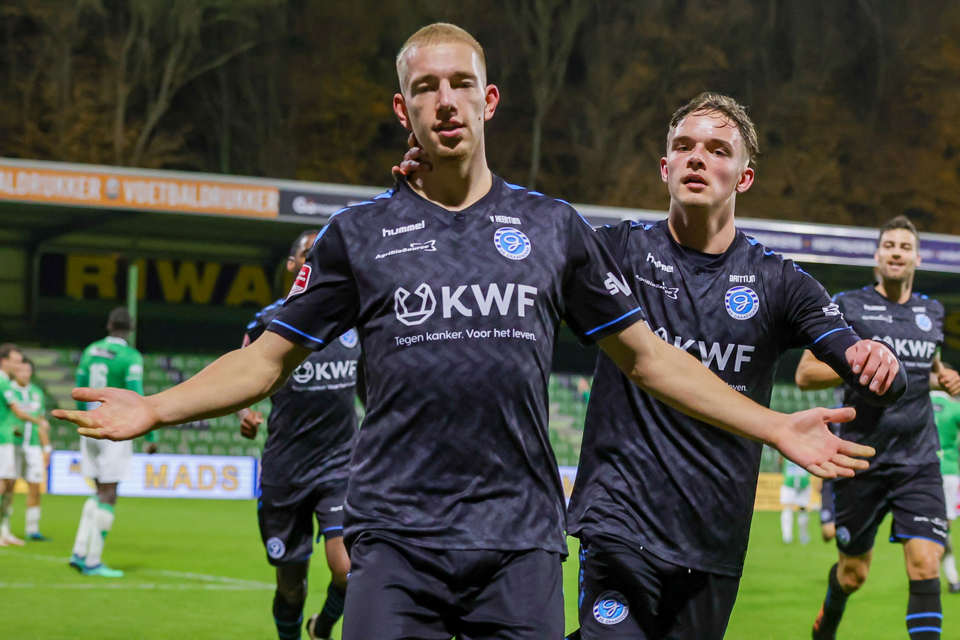 De Graafschap-voetballer Jasper van Heertum (links) viert zijn openingstreffer tegen FC Dordrecht.