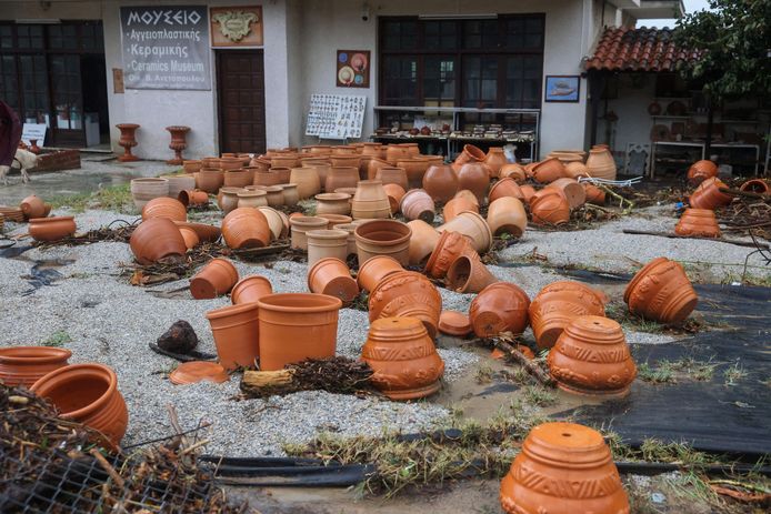 Ciotole rotte dopo l'allagamento in un laboratorio di ceramica nel villaggio di Malakio, vicino a Volos.