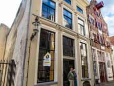 Dit bijzondere huis in hartje Deventer is enorm groot (en staat te koop)