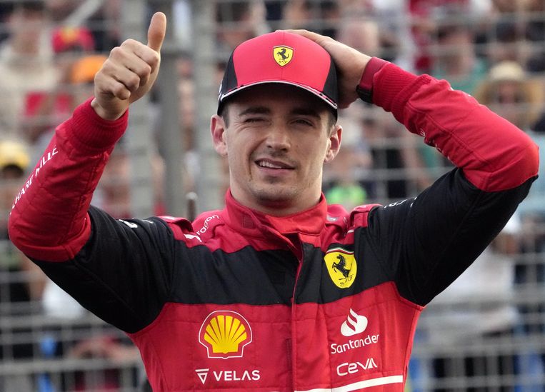 Charles Leclerc viert zijn pole-position.  Beeld ANP / EPA