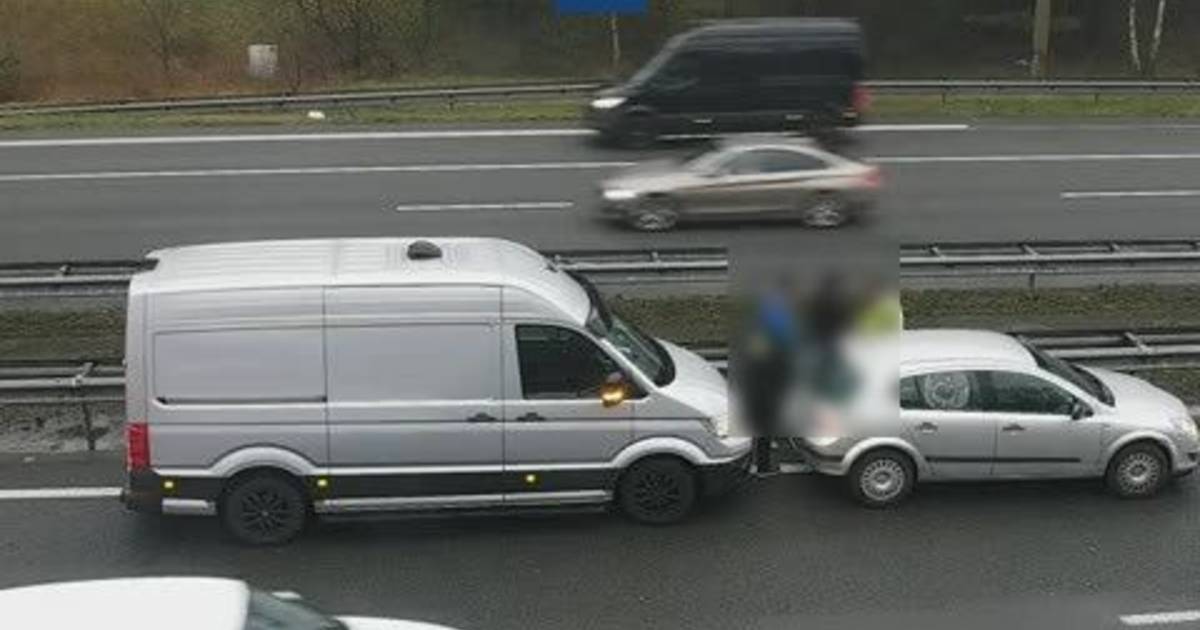 A50 deels afgesloten na ongeluk met meerdere voertuigen: ook op andere wegen files.