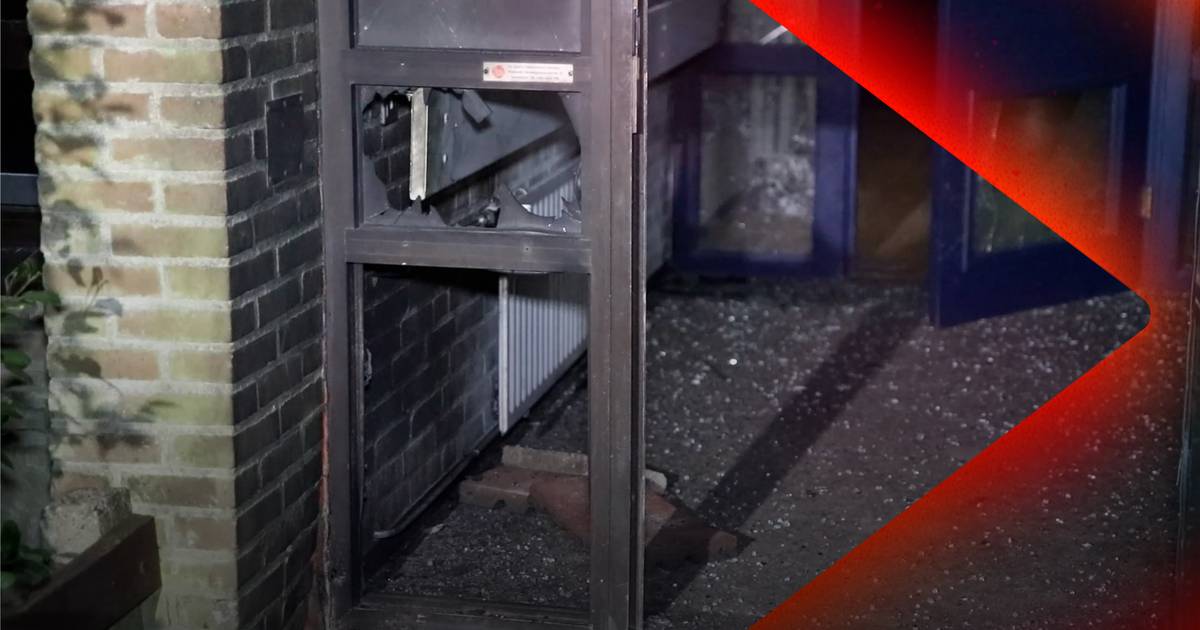 Explosie bij noodopvang voor asielzoekers in Ugchelen • Grote brand in Ens