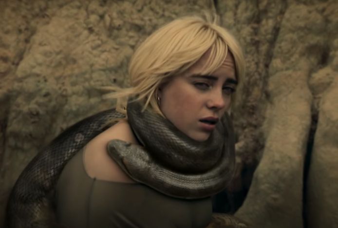 In de clip wikkelt een enorme anaconda zich om de nek van Billie Eilish.