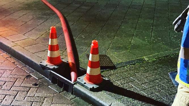 Brandweer spoelt riool door vanwege benzine-lucht in Scharendijke
