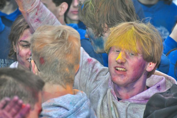 In Roeselare vierden ze de 50 dagen in plaats van de 100 dagen. De jongeren gingen vanaf 6u 's morgens uit de bol op het Polenplein.