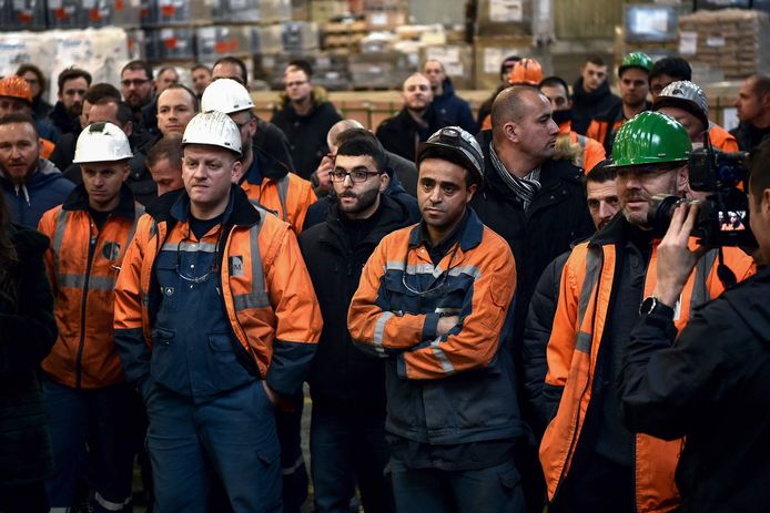 Arbeiders van de Franse staalfabriek Ascoval wachten in december 2018 om te horen of hun bedrijf wordt overgenomen door Altifort. De overname ging uiteindelijk niet door. Archieffoto.