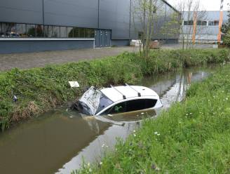Auto te water op de Floraweg in Maarssen