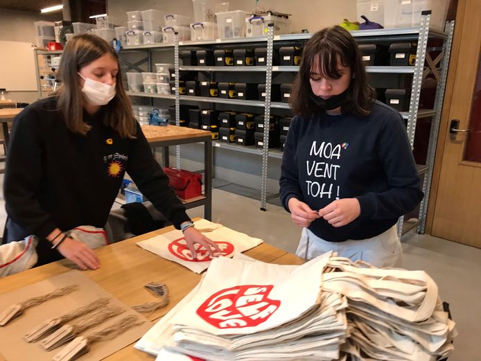 Leerlingen van de klas 6 Printmedia van de Technische Scholen Mechelen hebben meer dan duizend euro ingezameld voor De Warmste Week met de verkoop van zelfgemaakte draagtassen.
