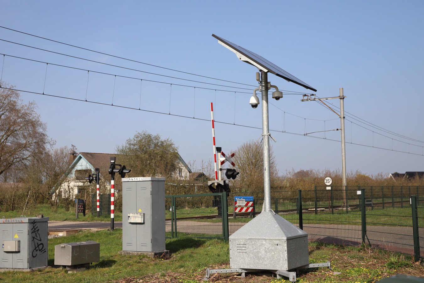Prorail heeft een mobiele camera geplaatst bij een spoorwegovergang aan de Groenestraat in Wadenoijen.